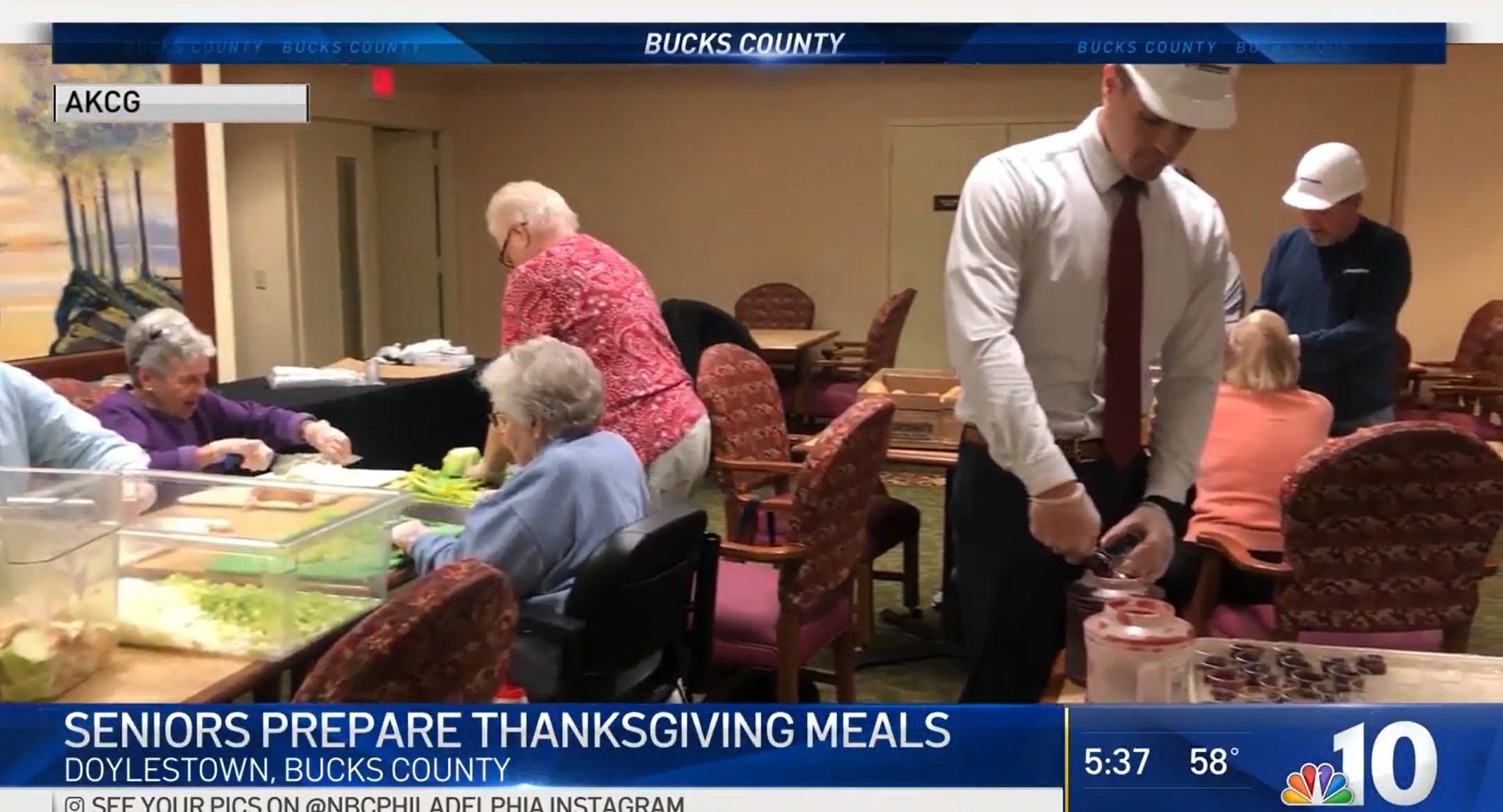 seniors preparing thanksgiving meals to donate