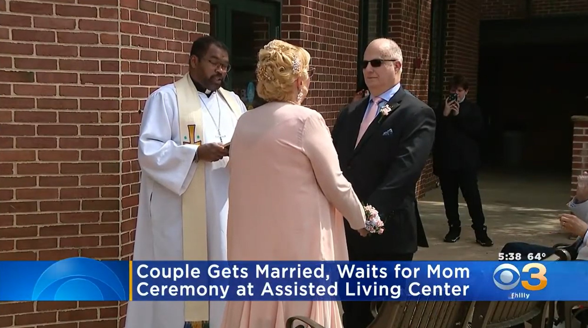 couple getting married at WEL Pennypack Park senior living community